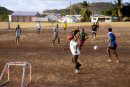 Gros Islets Jugend spielt abends gerne Fussball, wenn die Hitze des Tages verflogen ist
