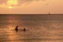 Einheimische gehen bei Sonnenuntergang schwimmen